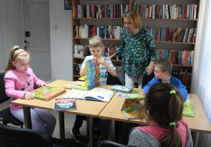 przedszkolaki z p. Iwonką oglądają książki